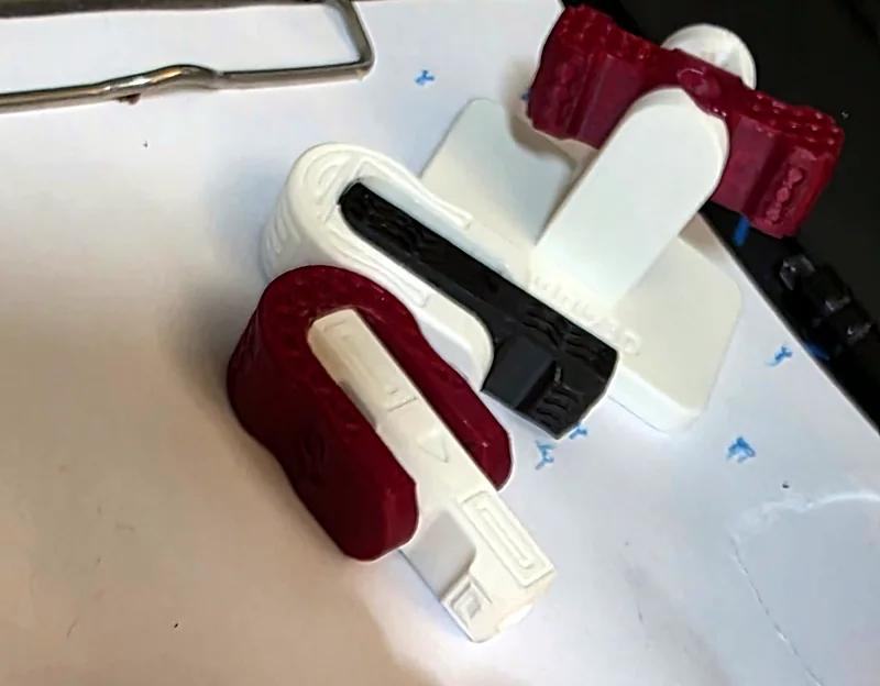 Vínovo-bílý a bílo-černý spinner na stole