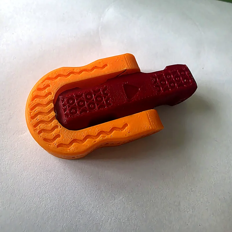 Oranžový rám se vzorem vlny a vínový rotor na bílém stole
