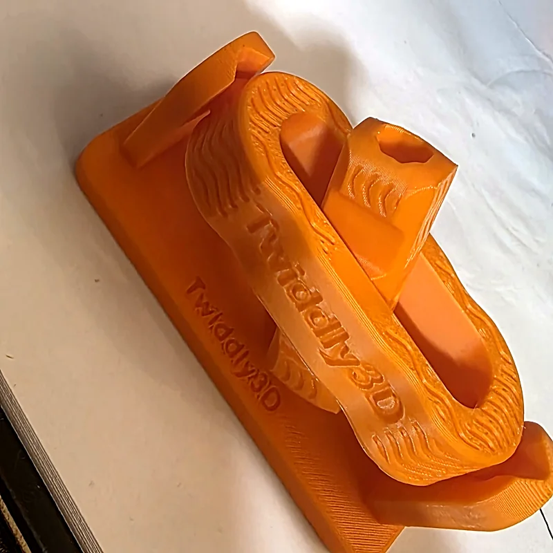 Oranžový gimbal stojan s vyrytým Twiddly3D
