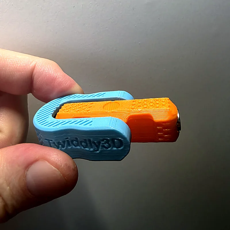 Nebesky modrý vidlicový rám s vyrytým Twiddly3D, oranžový rotor